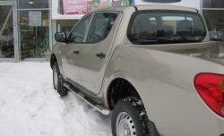 22 749 р. Защита порогов Russtal из трубы d76 мм с пластиковыми вставками для ног Mitsubishi L200 4  дорестайлинг (2006-2014) (Защита порогов с со скосами на торцах (вариант 1))  с доставкой в г. Тольятти. Увеличить фотографию 2