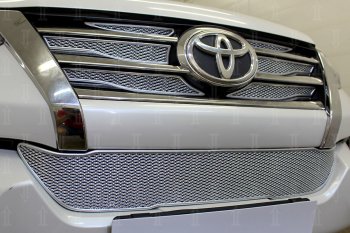 5 249 р. Защитная сетка в бампер (низ, ячейка 4х10 мм) Стрелка11 Премиум Toyota Fortuner AN160 дорестайлинг (2015-2020) (Хром)  с доставкой в г. Тольятти. Увеличить фотографию 2