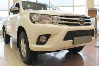 4 299 р. Защитная сетка в бампер (низ, ячейка 4х10 мм) Стрелка11 Премиум Toyota Hilux AN120 дорестайлинг (2016-2020) (Чёрная)  с доставкой в г. Тольятти. Увеличить фотографию 3