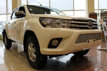 4 499 р. Защитная сетка в бампер (низ, ячейка 4х10 мм) Стрелка11 Премиум Toyota Hilux AN120 дорестайлинг (2016-2020) (Хром)  с доставкой в г. Тольятти. Увеличить фотографию 2