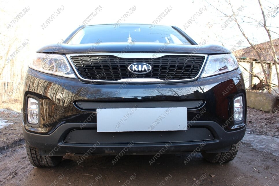 969 р. Зимняя заглушка решетки радиатора (середина) Стрелка11  KIA Sorento XM рестайлинг (2012-2015) (черная)  с доставкой в г. Тольятти