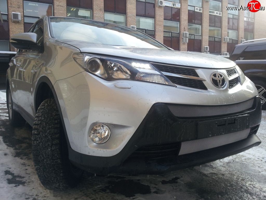 1 539 р. Нижняя сетка (для комплектации Стандарт) на бампер Russtal (хром)  Toyota RAV4  XA40 (2012-2015) 5 дв. дорестайлинг  с доставкой в г. Тольятти