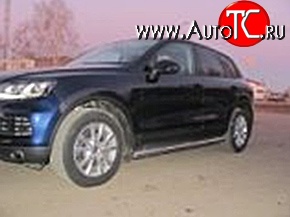 11 899 р. Защита порогов d76 мм Металл Дизайн Volkswagen Touareg NF дорестайлинг (2010-2014) (полированная нержавейка)  с доставкой в г. Тольятти